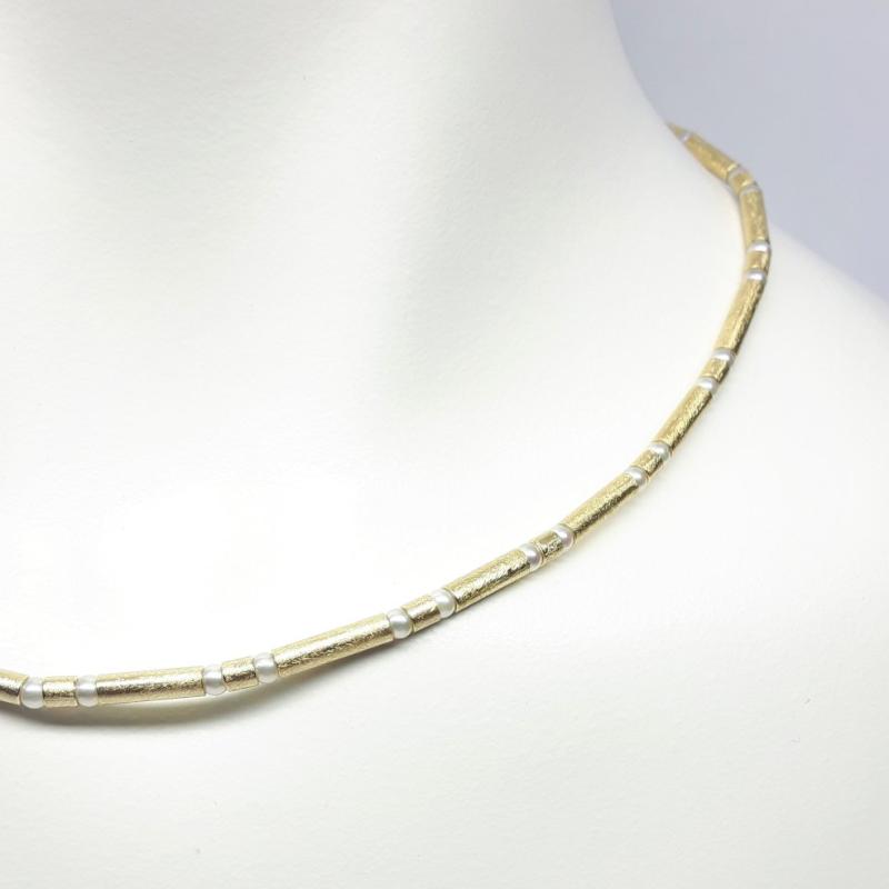 Collier en or jaune 18kt et perles Akoya 3mm.