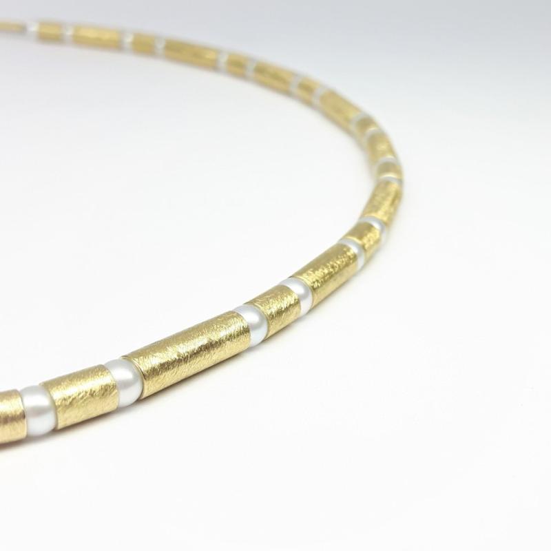 Collier en or jaune 18kt et perles Akoya 4mm.