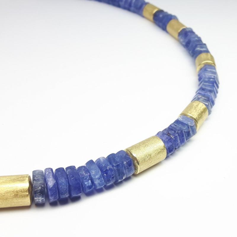 Collier en or jaune 18kt et tanzanite 216ct. Pièce unique.