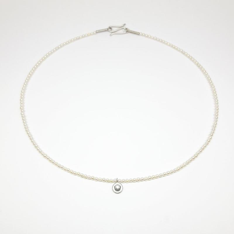 Collier perles de cultures d'eau douce Ming Ø2,5-3mm, brillant et or blanc 18kt.