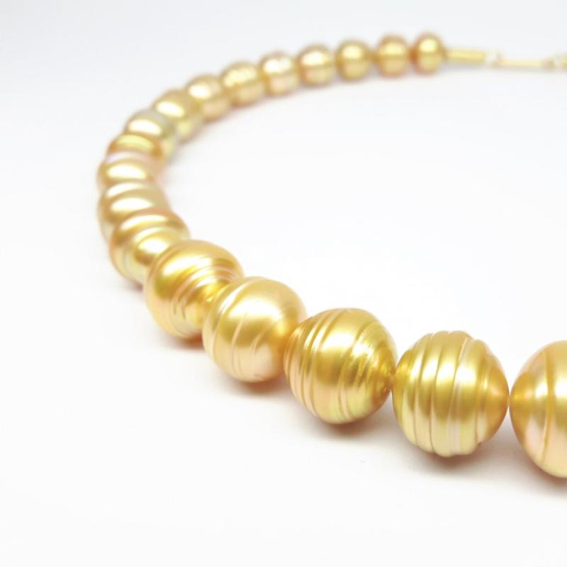 Collier en perles des Mers du Sud et or jaune 18kt. Pièce unique.
