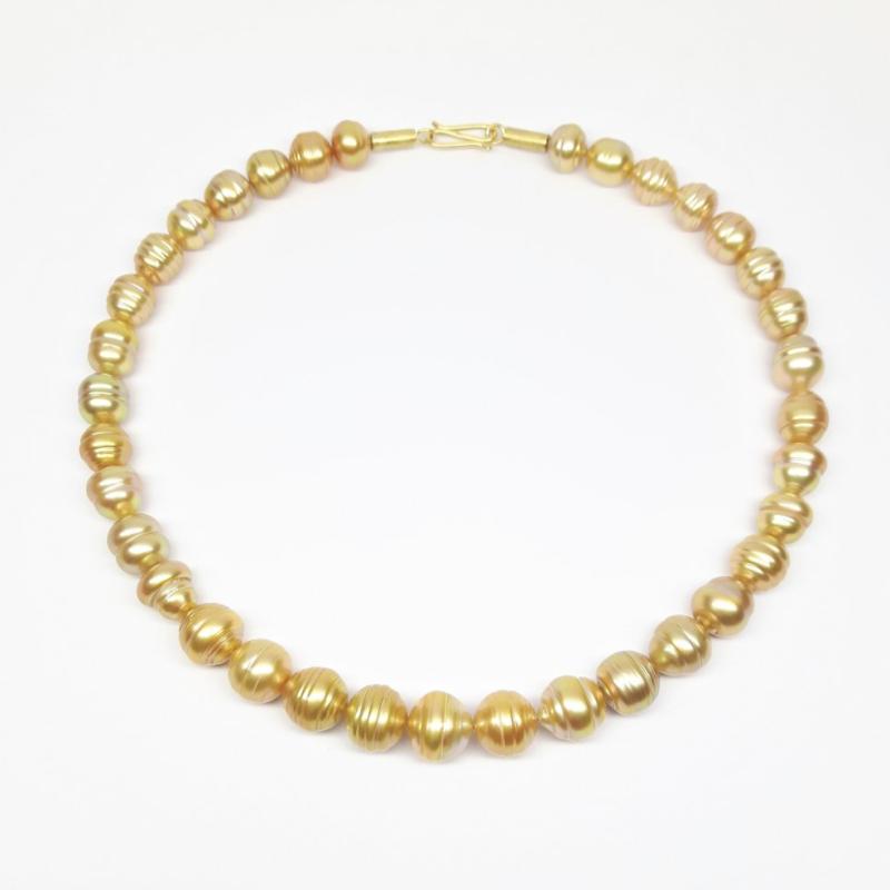 Collier en perles des Mers du Sud et or jaune 18kt. Pièce unique.
