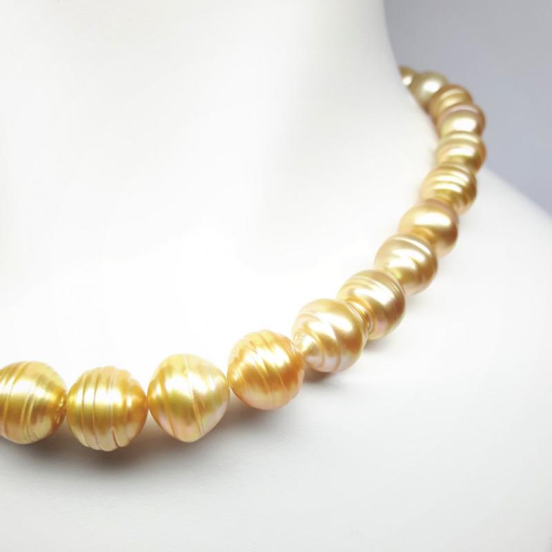 Collier en perles des Mers du Sud et or jaune 18kt. Pièce unique.