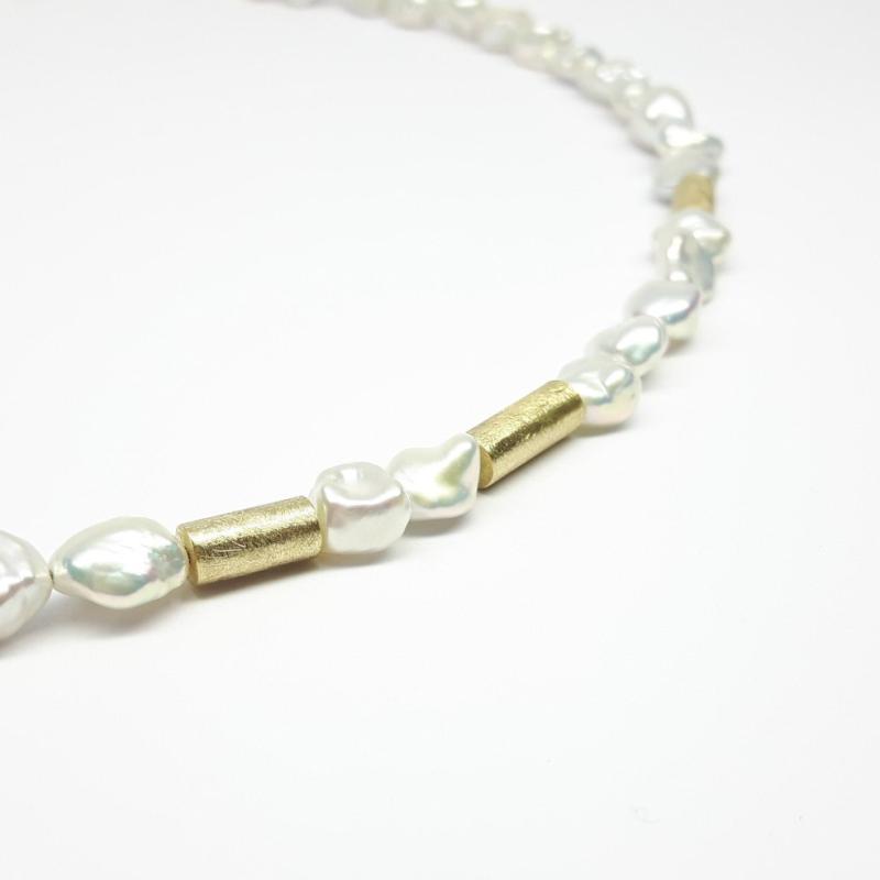 Collier en or jaune 18kt et perles d'eau douce keshi. Pièce unique.