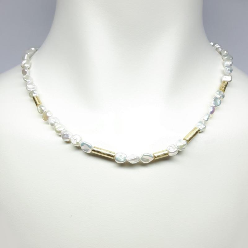 Collier en or jaune 18kt et perles d'eau douce keshi. Pièce unique.