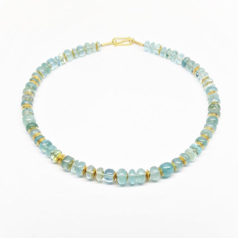 Collier en or jaune 18kt et rondelles en aigue-marine de très belle qualité. Pièce unique.