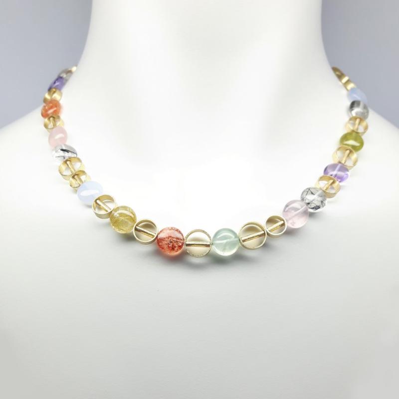 Collier en or jaune 18kt et pierres précieuses (calcédoine, phrénite, améthyste, péridot, pierre de soleil, quartz rutile, quartz tourmaline, quartz rose). Pièce unique.