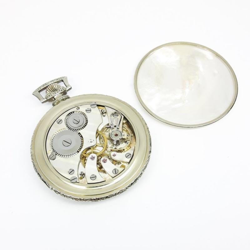 Montre de poche à boîtier en nacre et argent. Cadran en nacre. Vintage vers 1910. Très bon état.