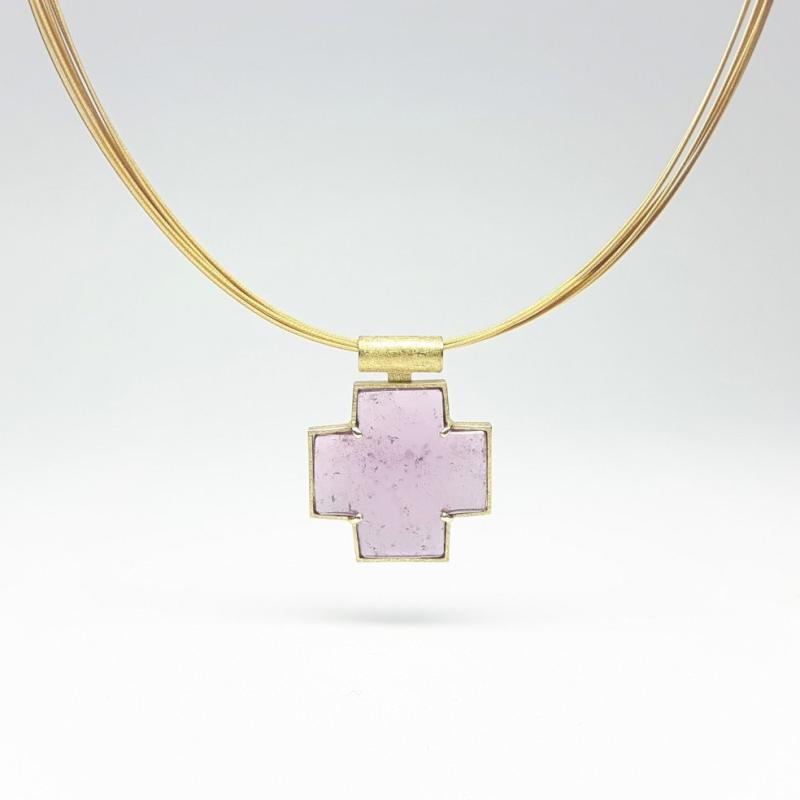 Croix en tourmaline rose et or jaune 18kt. Pièce unique.