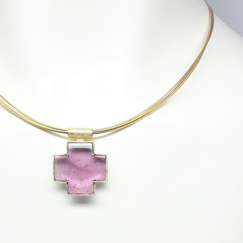 Croix en tourmaline rose et or jaune 18kt. Pièce unique.