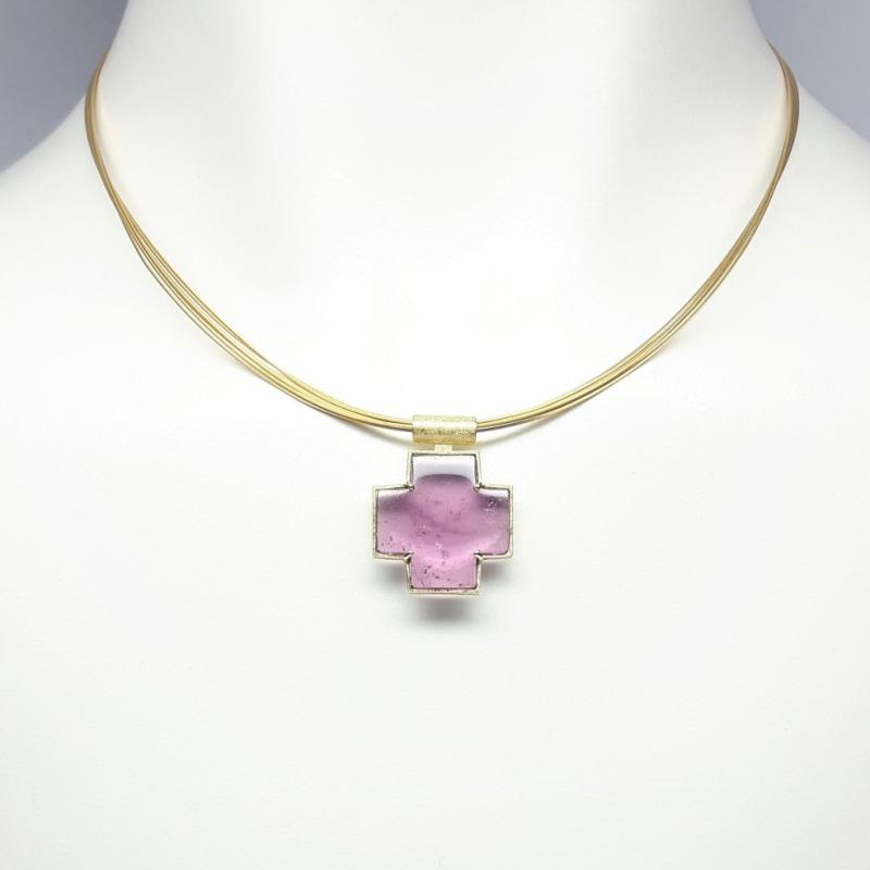 Croix en tourmaline rose et or jaune 18kt. Pièce unique.