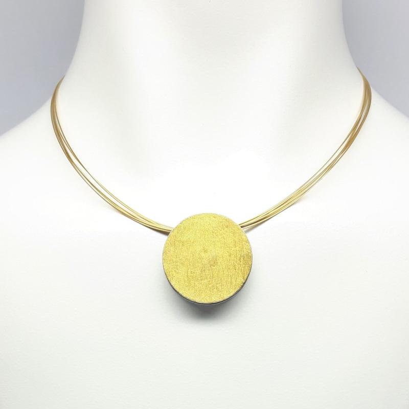 Pendentif en or fin et argent, se porte des deux côtés.