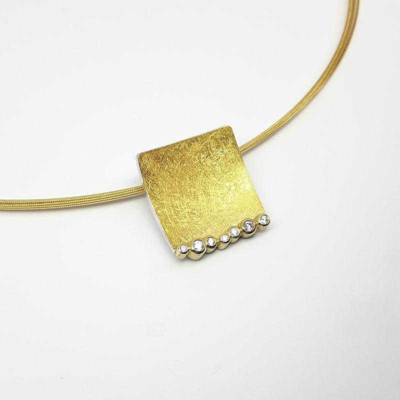 Pendentif en or jaune 18kt, or fin, argent et 7 brillants.