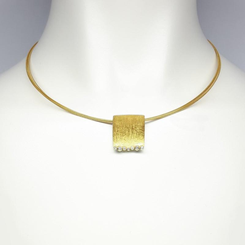 Pendentif en or jaune 18kt, or fin, argent et 7 brillants.