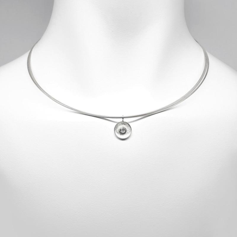 Pendentif en or blanc 18kt et brillant 0,1ct.