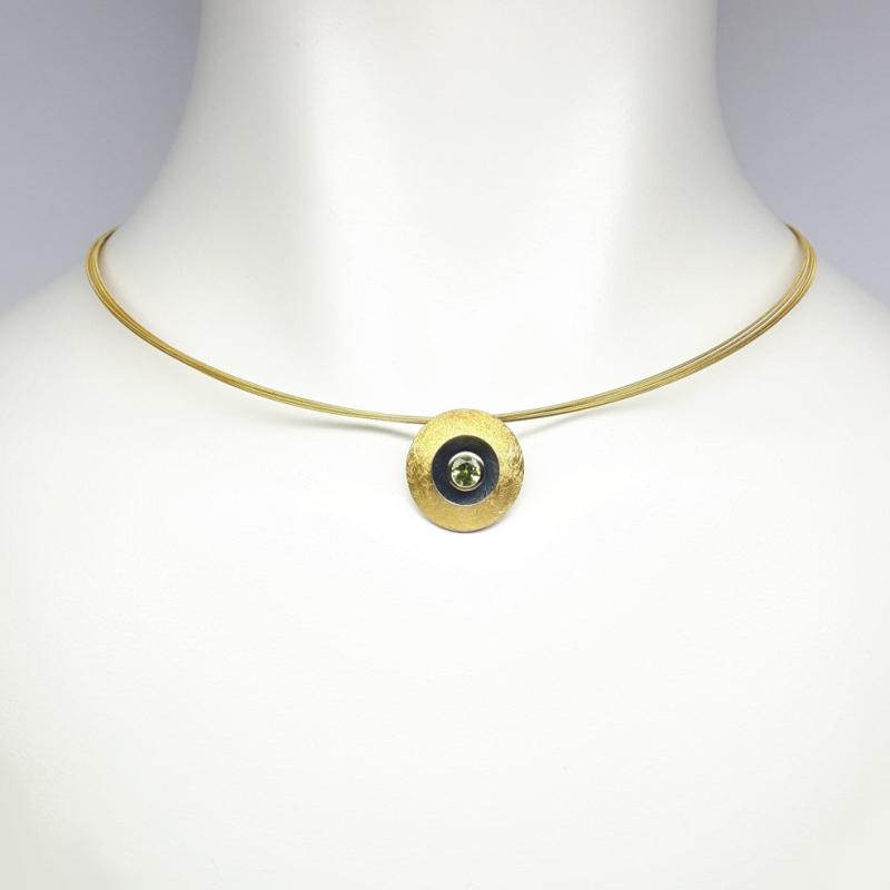Pendentif en or jaune 18kt, or fin 24kt, argent 925/- et péridot.