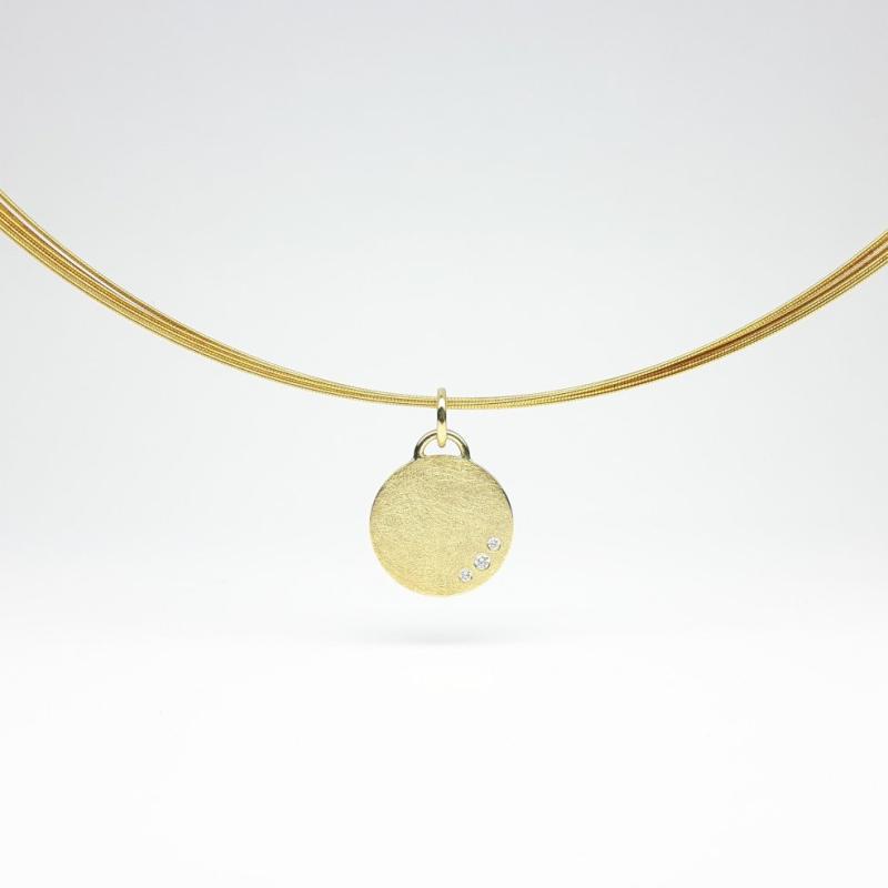 Pendentif en or jaune 18kt et 3 diamants.