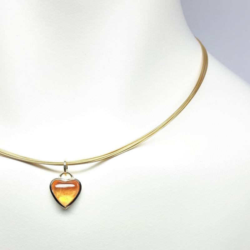 Pendentif en or jaune 18kt et coeur en grenat mandarin. Pièce unique.