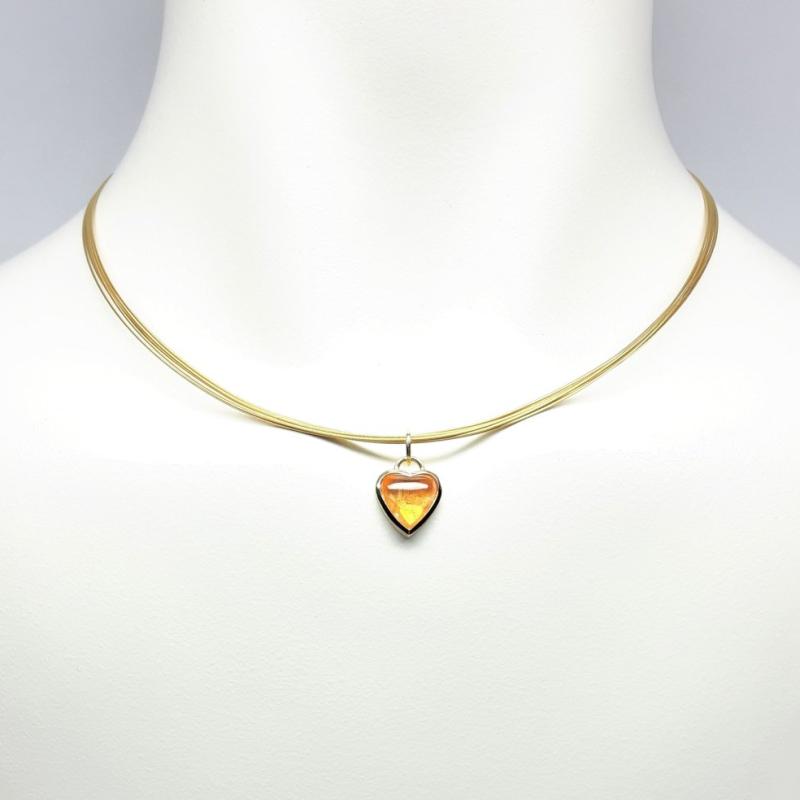 Pendentif en or jaune 18kt et coeur en grenat mandarin. Pièce unique.