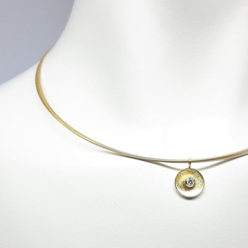 Pendentif en or jaune 18kt et brillant 0,1ct.