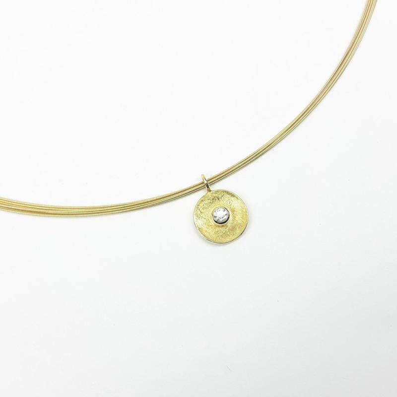 Pendentif en or jaune 18kt et brillant 0,1ct.