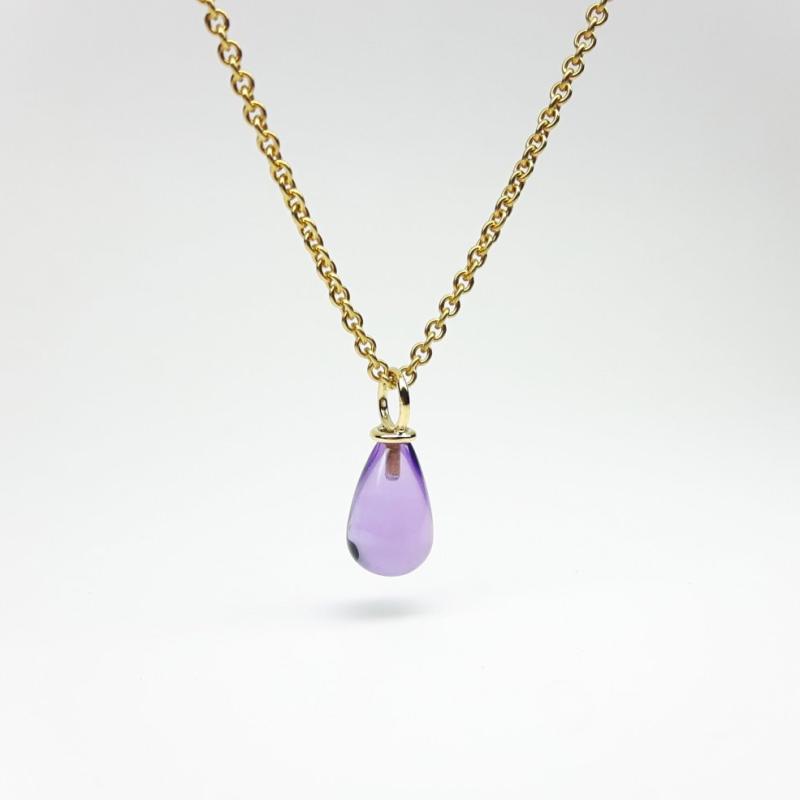 Pendentif en or jaune 18kt et pampille en améthyste.