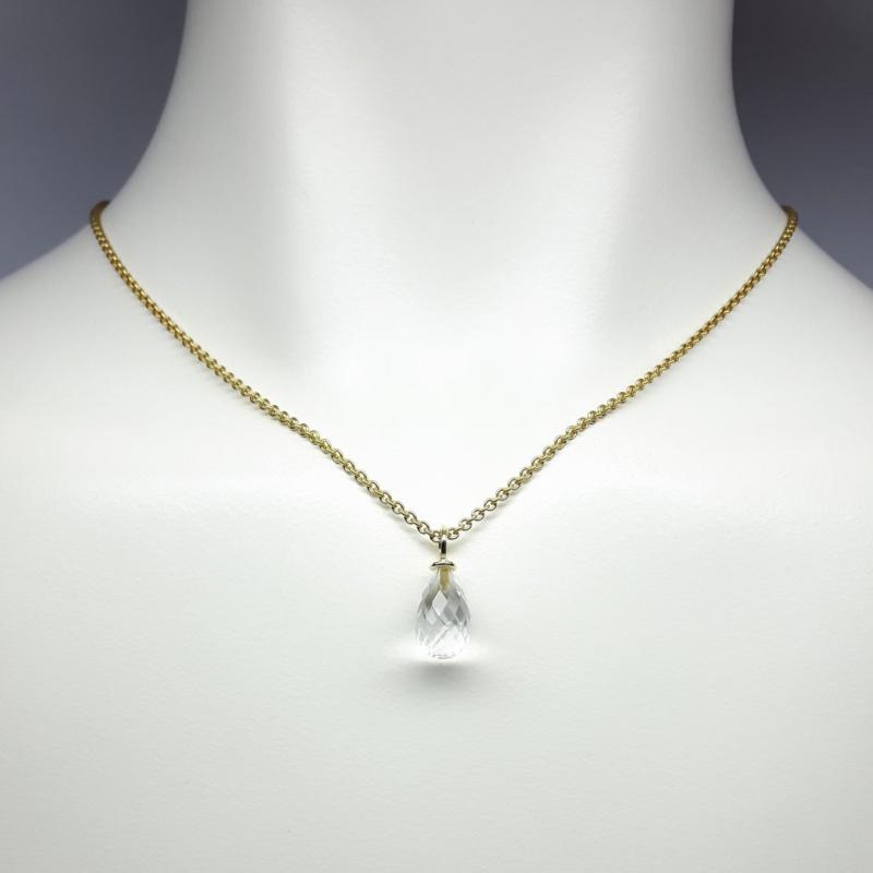 Pendentif en or jaune 18kt et pampille en cristal de roche.