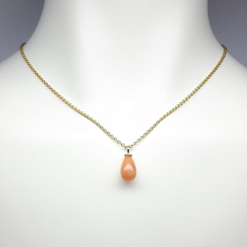 Pendentif en or jaune 18kt et pierre de soleil.