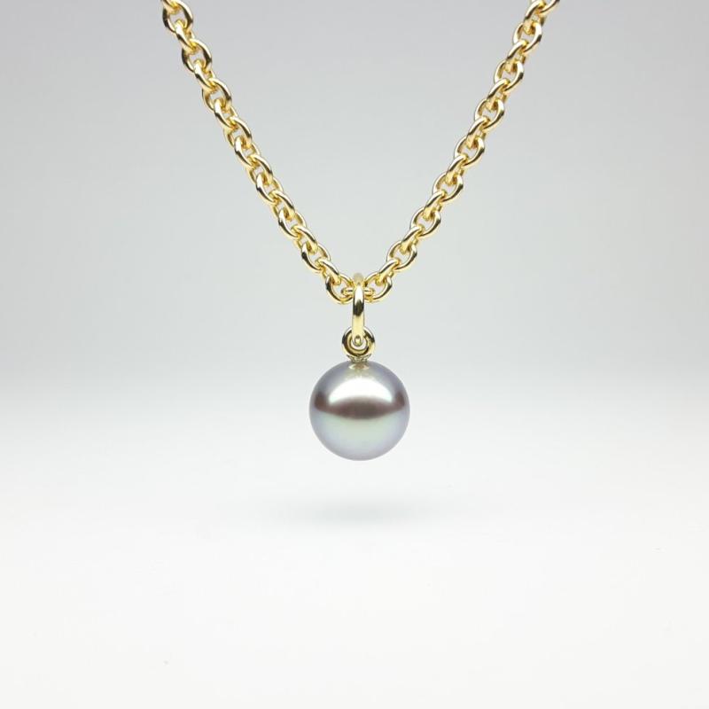 Pendentif en or jaune 18kt et perle de Tahiti grise Ø10,5mm.