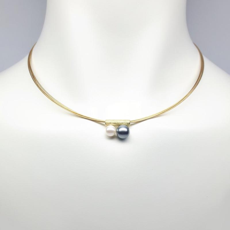 Pendentif en or jaune 18kt, perle Tahiti et perle Akoya.