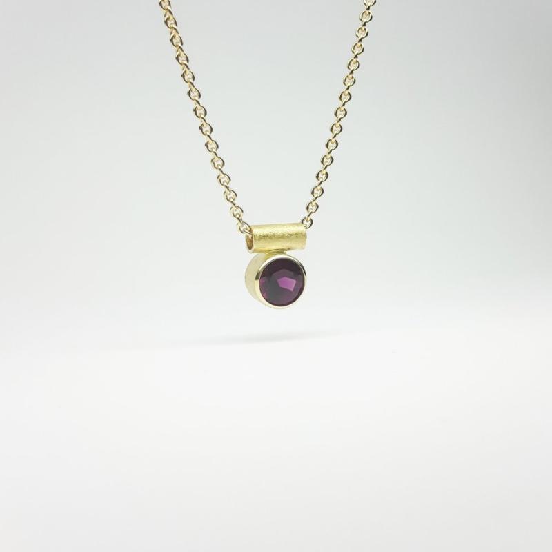 Pendentif en or jaune 18kt et grenat pourpre Ø7mm.