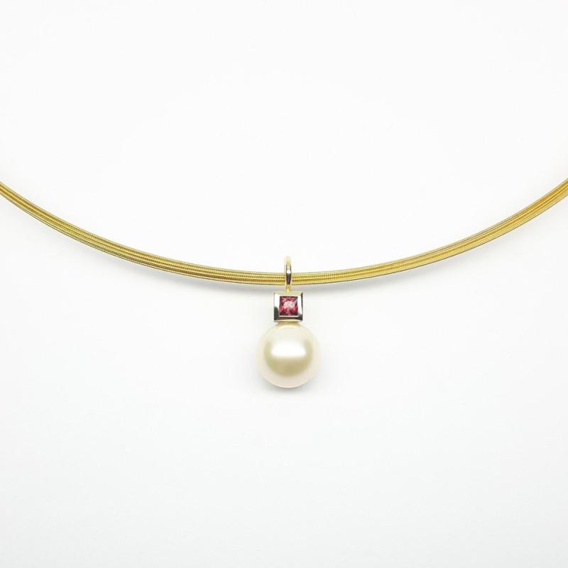 Pendentif en or jaune 18kt, perle d'eau douce et spinelle rouge. Pièce unique.