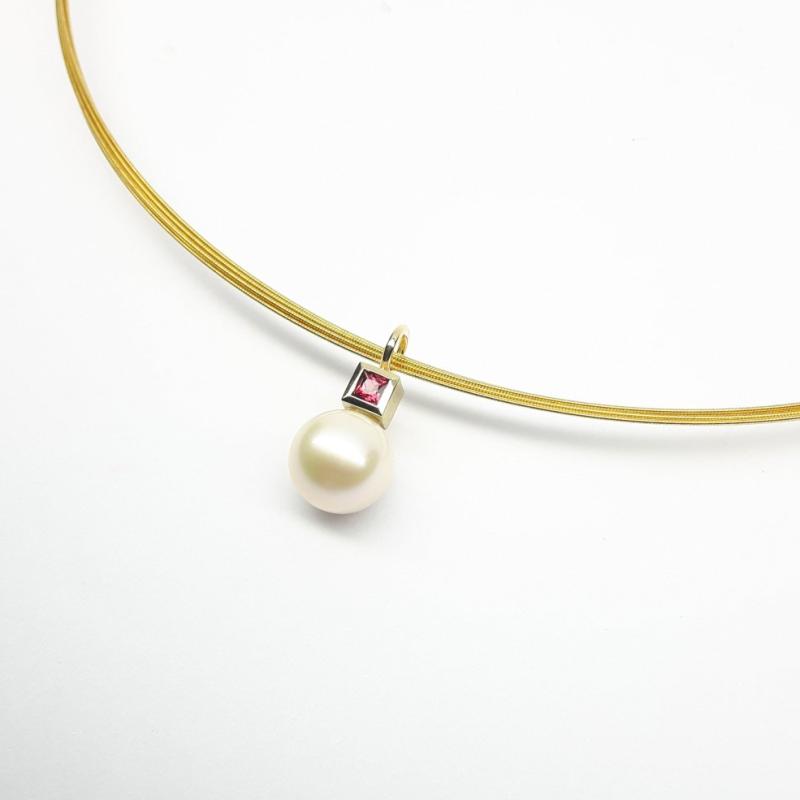 Pendentif en or jaune 18kt, perle d'eau douce et spinelle rouge. Pièce unique.