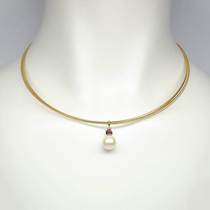 Pendentif en or jaune 18kt, perle d'eau douce et spinelle rouge. Pièce unique.