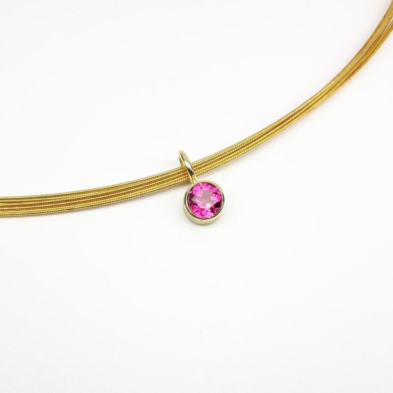 Pendentif en or jaune 18kt et tourmaline rose Ø5mm.