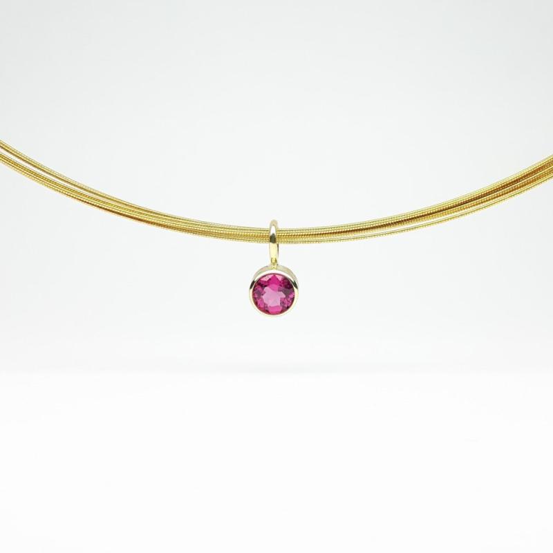 Pendentif en or jaune 18kt et tourmaline rose Ø5mm.