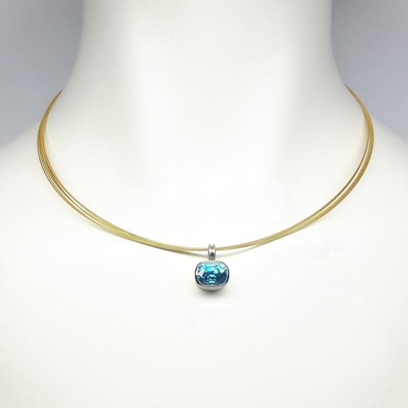 Pendentif en or jaune/blanc 18kt et zircon bleu naturel. Pièce unique.