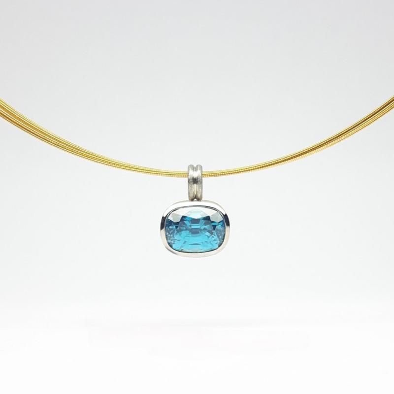 Pendentif en or jaune/blanc 18kt et zircon bleu naturel. Pièce unique.