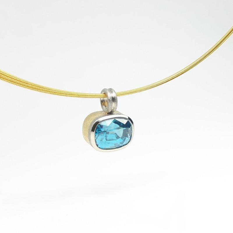 Pendentif en or jaune/blanc 18kt et zircon bleu naturel. Pièce unique.