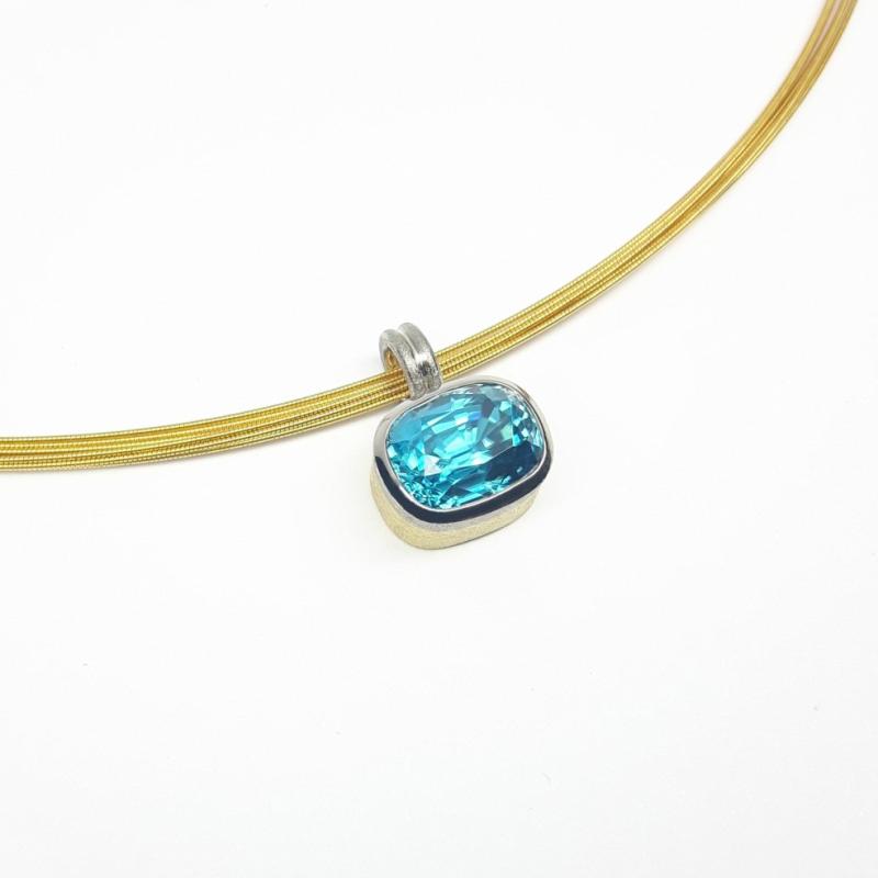Pendentif en or jaune/blanc 18kt et zircon bleu naturel. Pièce unique.