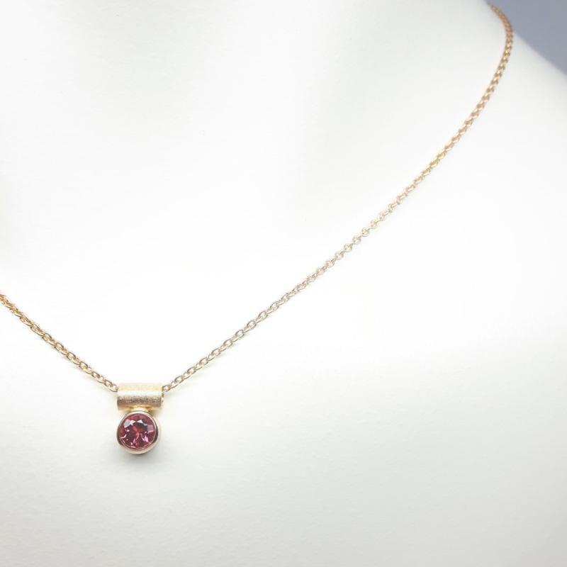 Pendentif en or rouge 18kt et tourmaline rose Ø5mm.