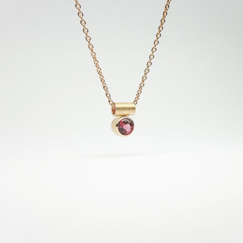 Pendentif en or rouge 18kt et tourmaline rose Ø5mm.