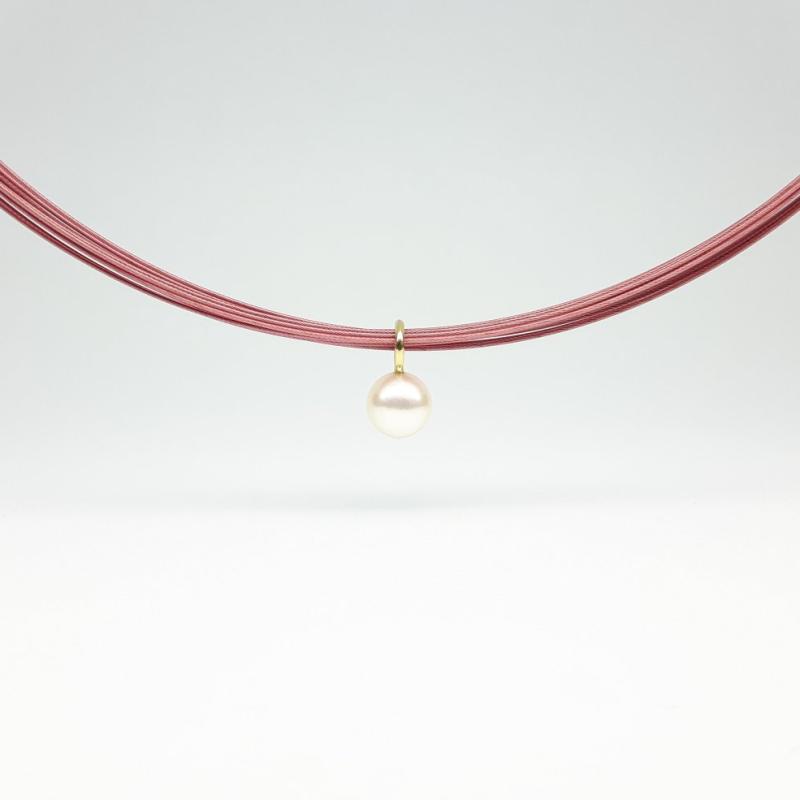 Pendentif en or jaune 18kt et perle akoya Ø6,9mm. 